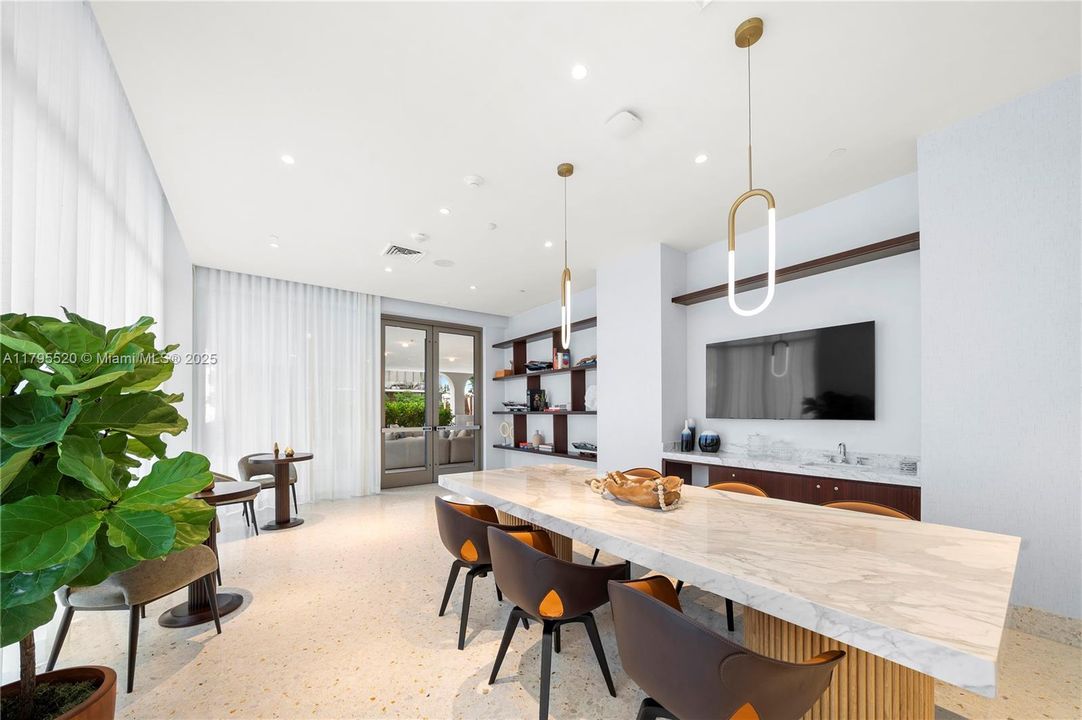 For Sale: $1,495,000 (2 beds, 2 baths, 982 Square Feet)