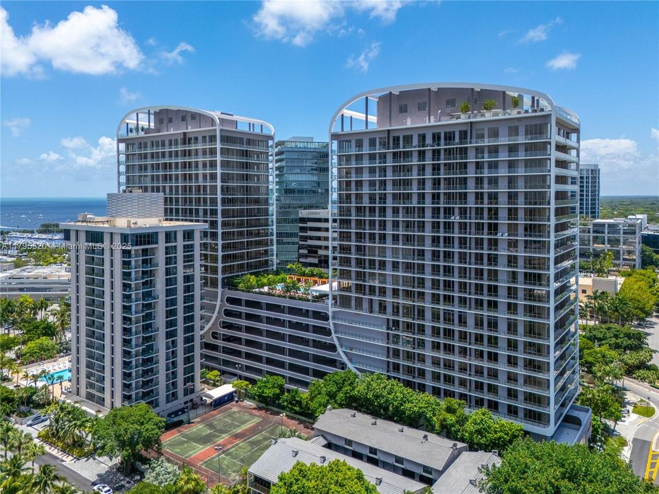 For Sale: $1,495,000 (2 beds, 2 baths, 982 Square Feet)