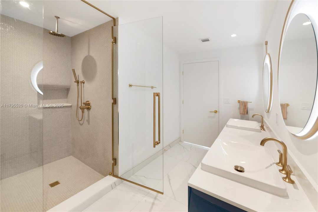 For Sale: $1,495,000 (2 beds, 2 baths, 982 Square Feet)