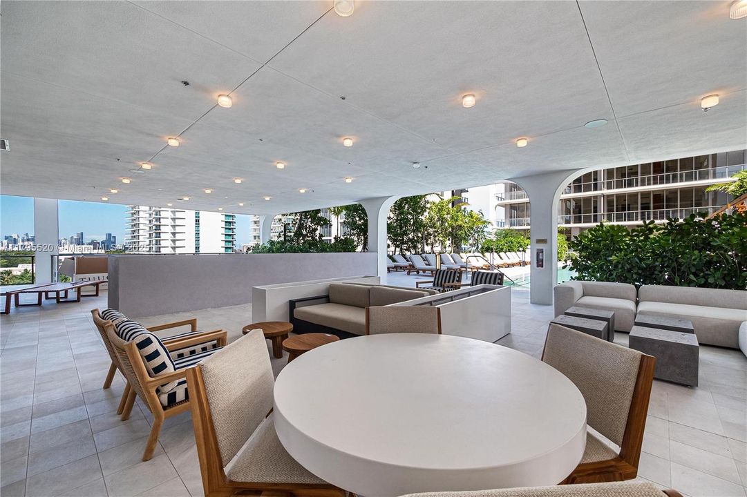 For Sale: $1,495,000 (2 beds, 2 baths, 982 Square Feet)