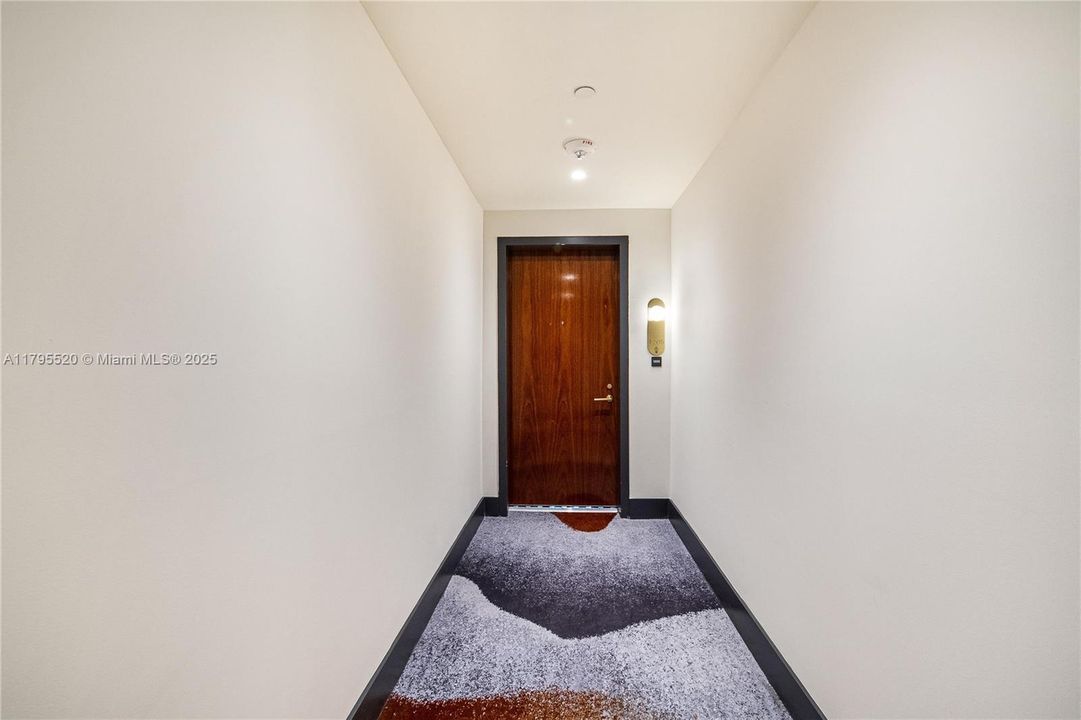 For Sale: $1,495,000 (2 beds, 2 baths, 982 Square Feet)