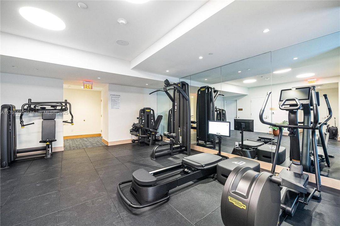 For Sale: $1,495,000 (2 beds, 2 baths, 982 Square Feet)