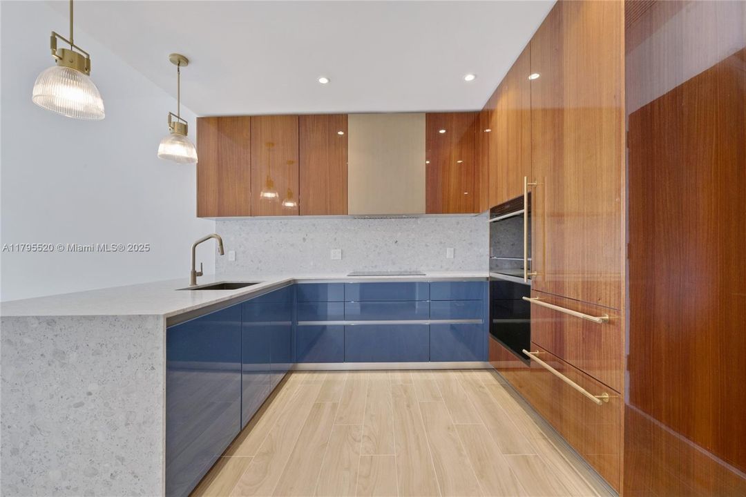 For Sale: $1,495,000 (2 beds, 2 baths, 982 Square Feet)