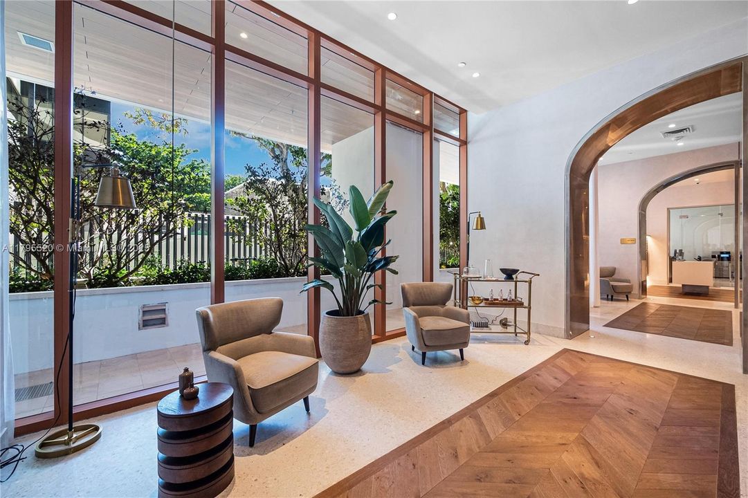 For Sale: $1,495,000 (2 beds, 2 baths, 982 Square Feet)