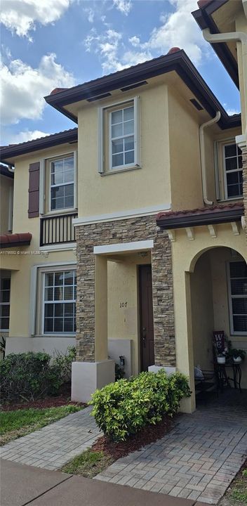 Recently Rented: $2,200 (2 beds, 2 baths, 1069 Square Feet)