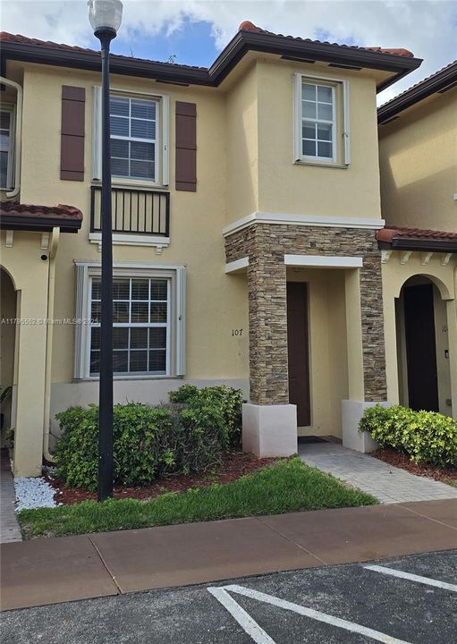 Recently Rented: $2,200 (2 beds, 2 baths, 1069 Square Feet)