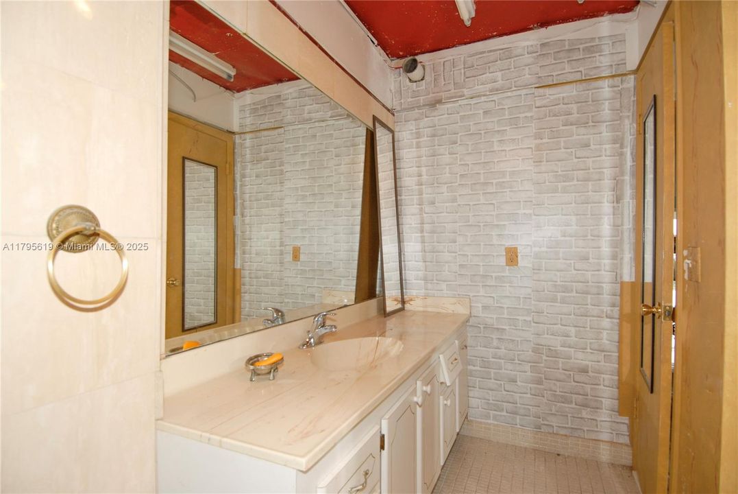 Activo con contrato: $399,000 (2 camas, 2 baños, 1200 Pies cuadrados)