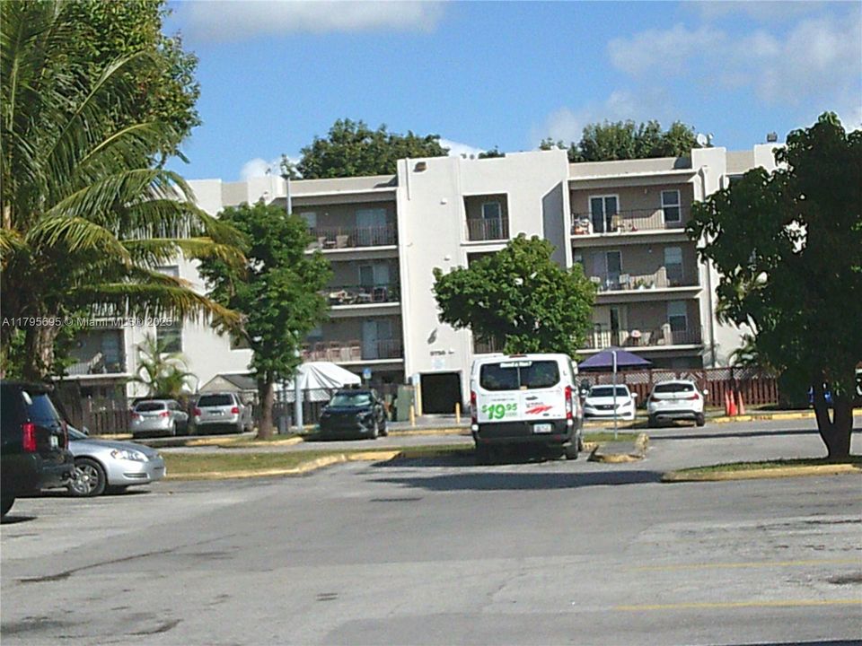 Active With Contract: $188,000 (1 beds, 1 baths, 725 Square Feet)