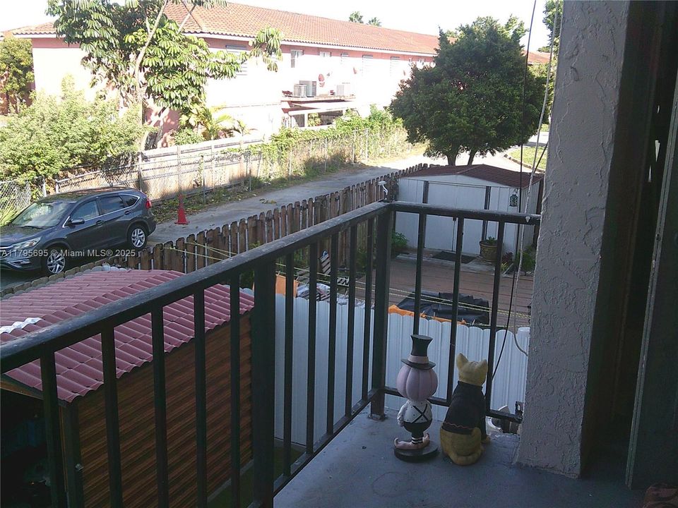 Active With Contract: $188,000 (1 beds, 1 baths, 725 Square Feet)