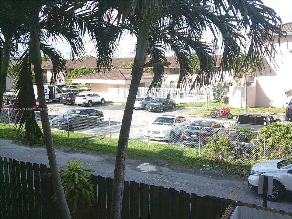 Active With Contract: $188,000 (1 beds, 1 baths, 725 Square Feet)