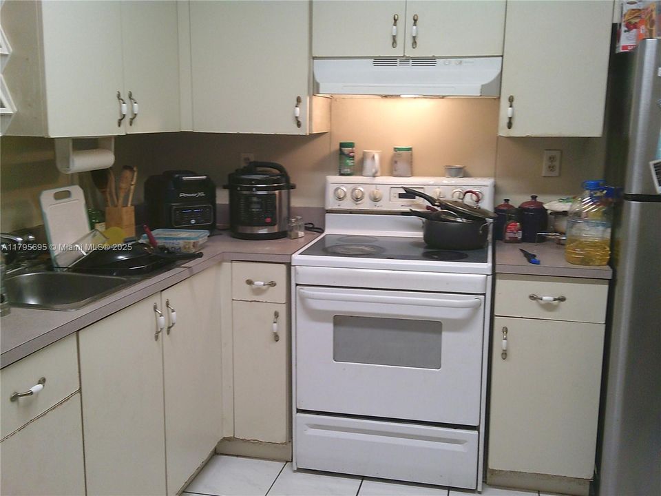 Active With Contract: $188,000 (1 beds, 1 baths, 725 Square Feet)