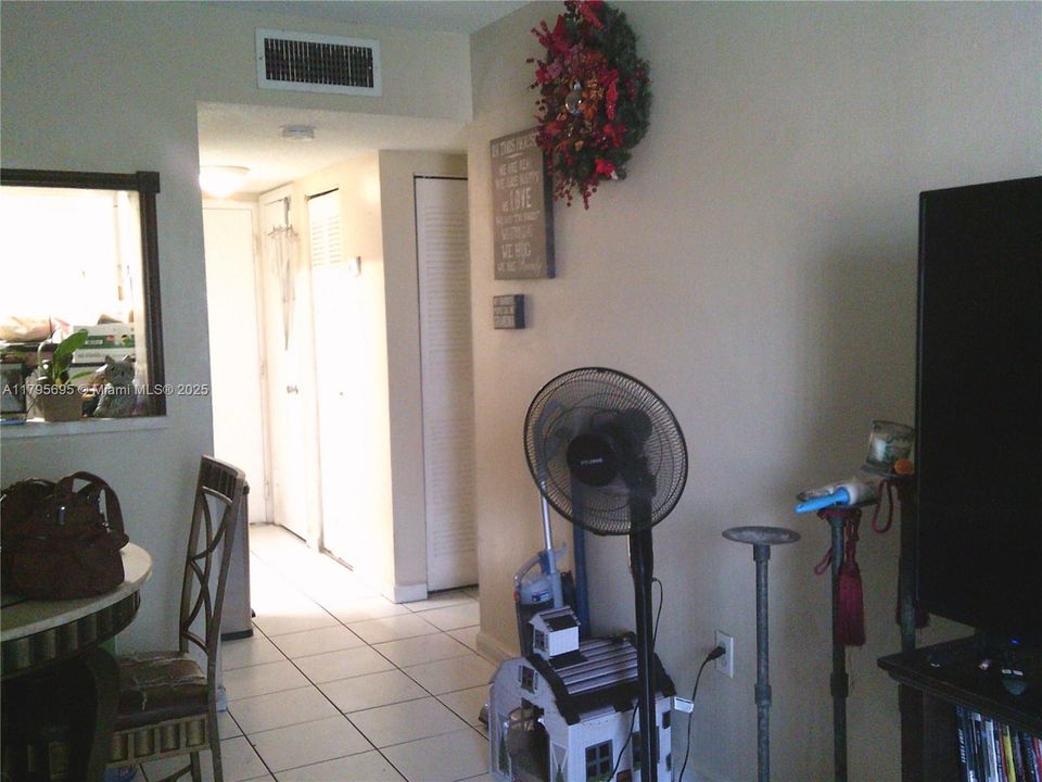 Active With Contract: $188,000 (1 beds, 1 baths, 725 Square Feet)