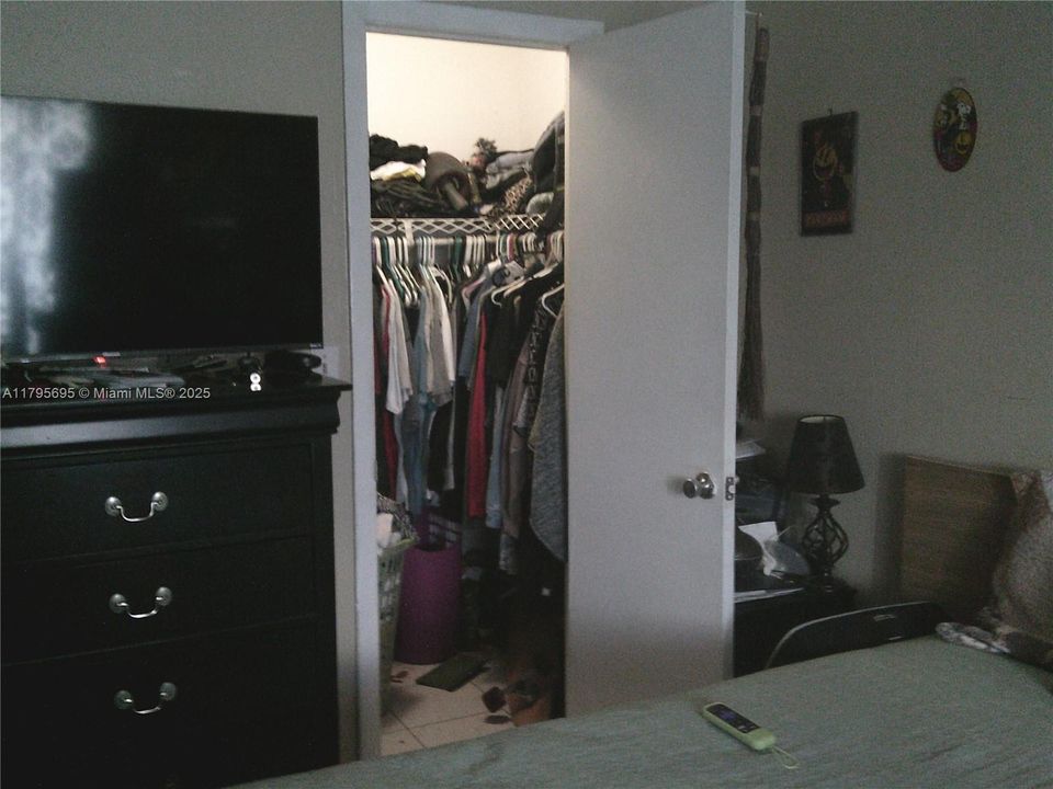 Active With Contract: $188,000 (1 beds, 1 baths, 725 Square Feet)