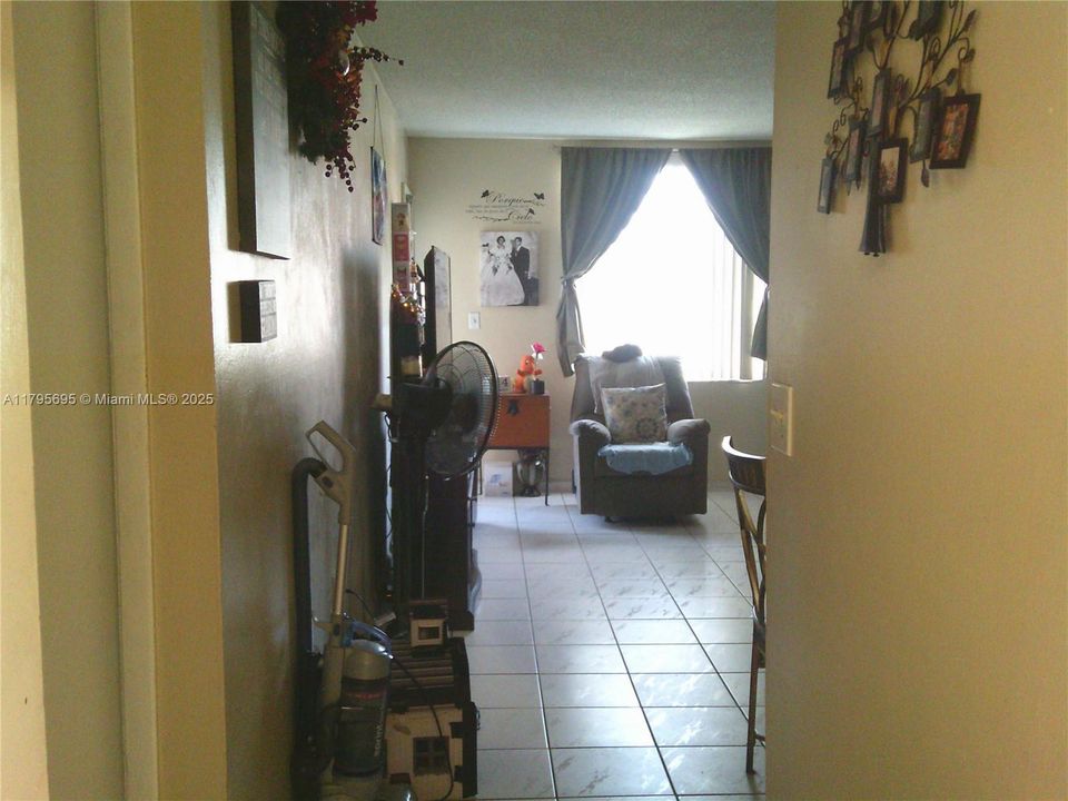 Active With Contract: $188,000 (1 beds, 1 baths, 725 Square Feet)