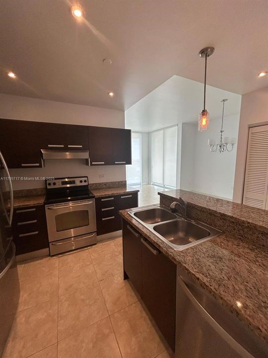 待售: $594,990 (2 贝兹, 2 浴室, 1017 平方英尺)