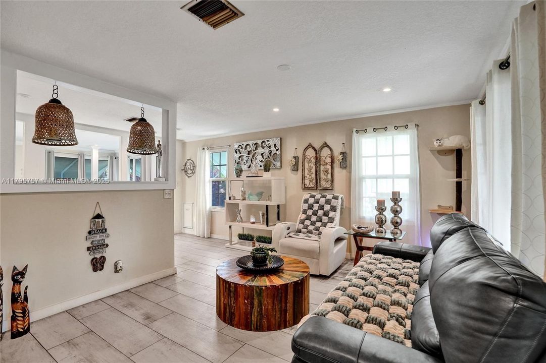 Недавно продано: $525,000 (2 спален, 2 ванн, 1141 Квадратных фут)