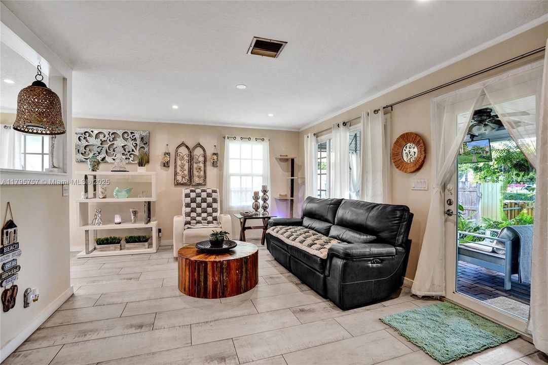 Недавно продано: $525,000 (2 спален, 2 ванн, 1141 Квадратных фут)