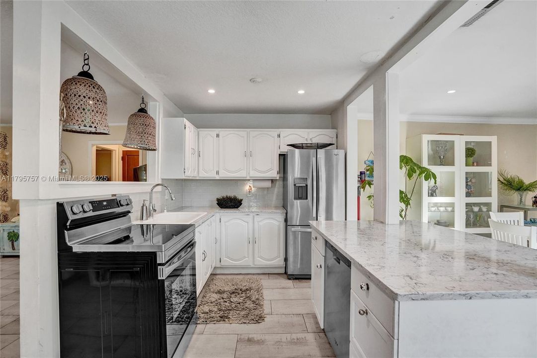 Недавно продано: $525,000 (2 спален, 2 ванн, 1141 Квадратных фут)