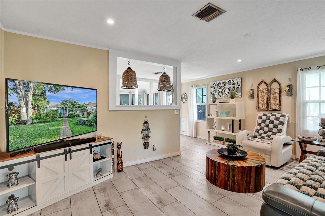 Недавно продано: $525,000 (2 спален, 2 ванн, 1141 Квадратных фут)