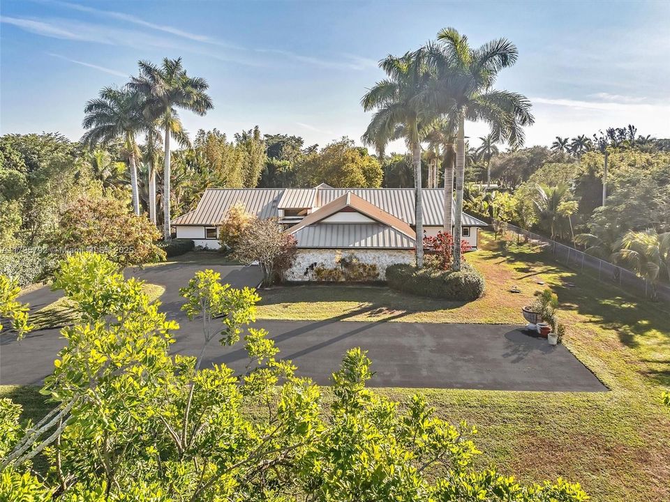 Active With Contract: $2,350,000 (5 beds, 3 baths, 4421 Square Feet)