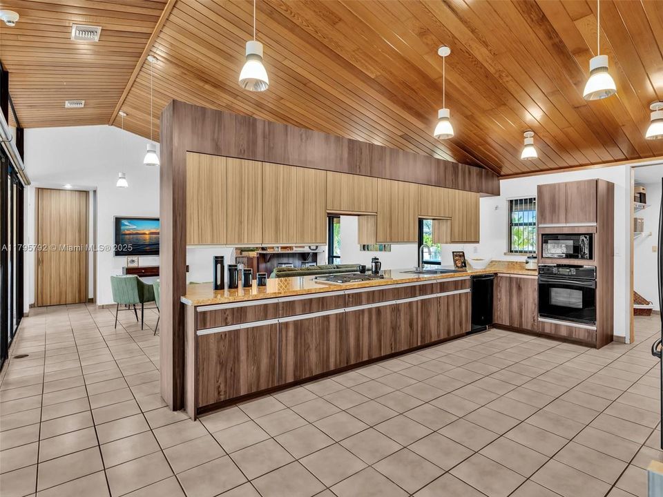 Active With Contract: $2,350,000 (5 beds, 3 baths, 4421 Square Feet)