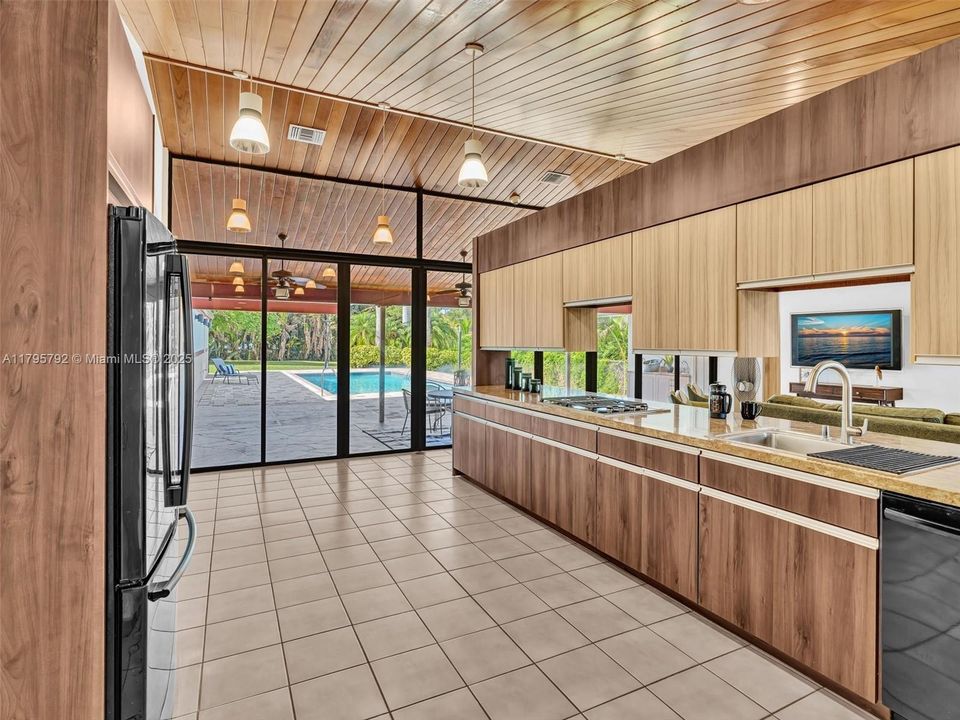 Active With Contract: $2,350,000 (5 beds, 3 baths, 4421 Square Feet)