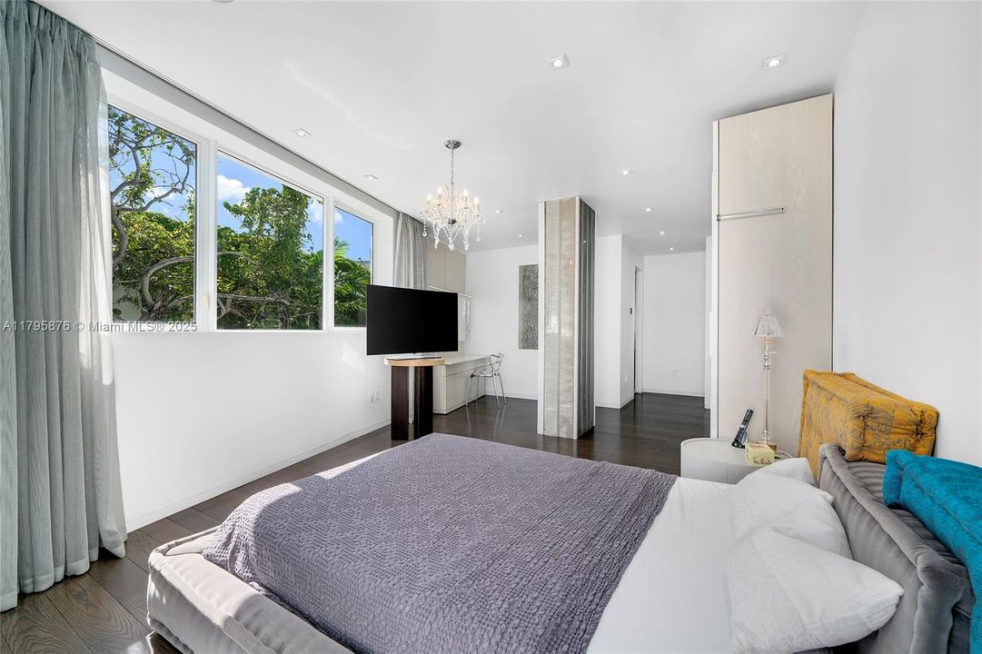 For Sale: $24,500,000 (5 beds, 6 baths, 4827 Square Feet)