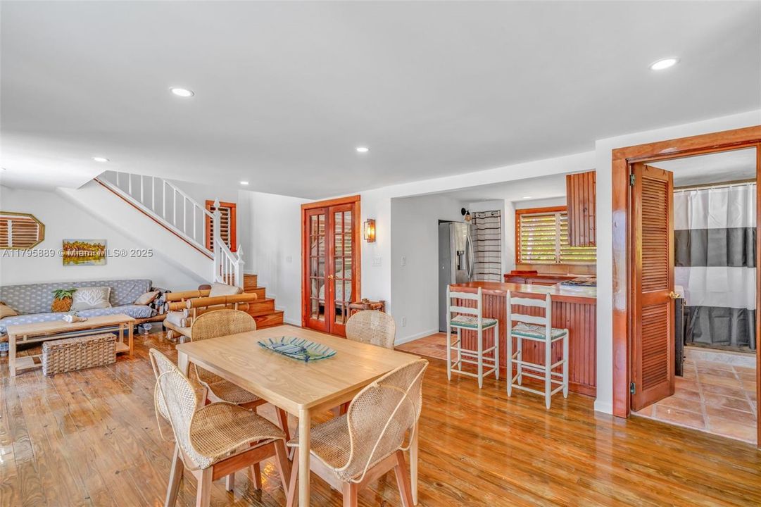 Vendido Recientemente: $699,000 (3 camas, 1 baños, 1162 Pies cuadrados)