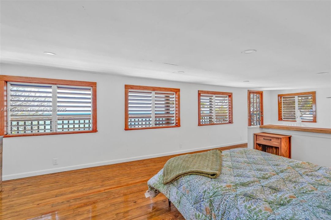 Vendido Recientemente: $699,000 (3 camas, 1 baños, 1162 Pies cuadrados)