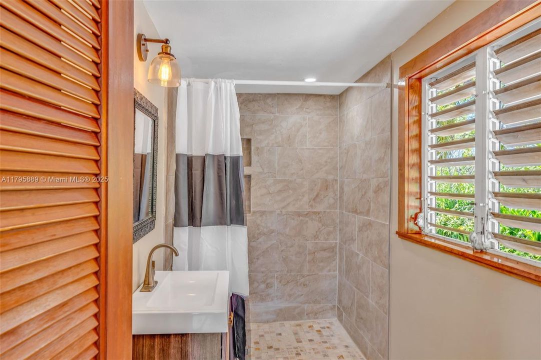 Vendido Recientemente: $699,000 (3 camas, 1 baños, 1162 Pies cuadrados)