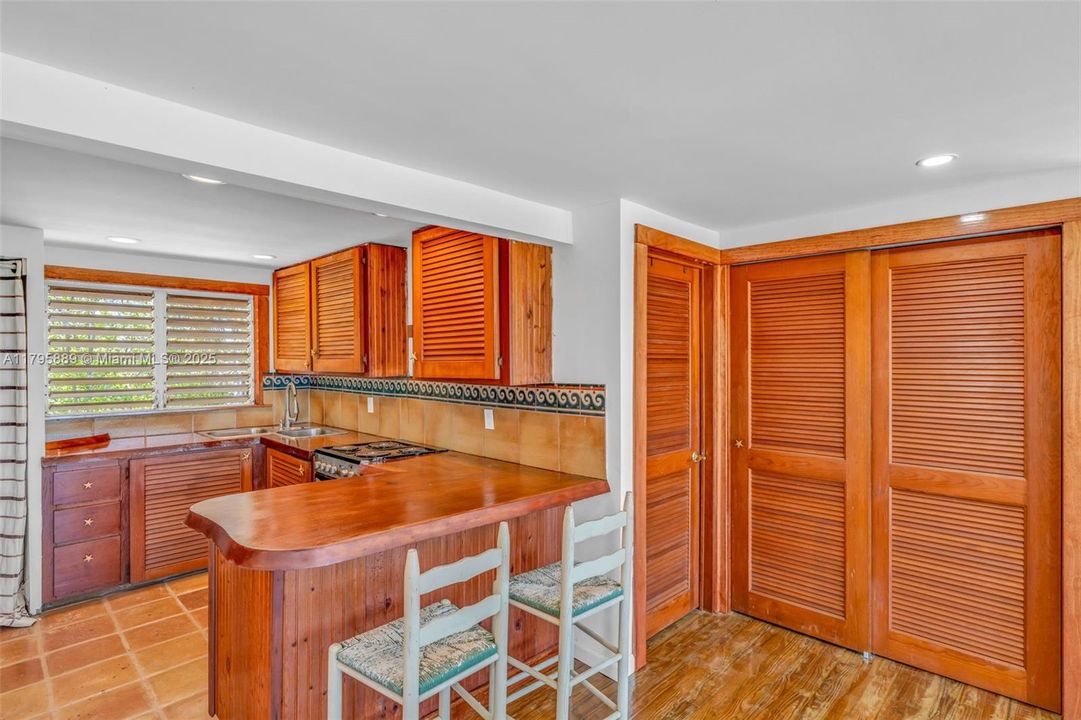 Vendido Recientemente: $699,000 (3 camas, 1 baños, 1162 Pies cuadrados)