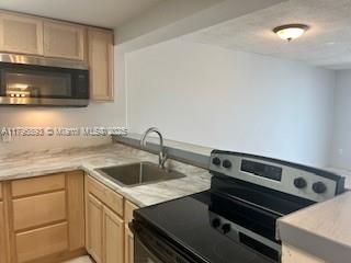 For Sale: $394,000 (1 beds, 1 baths, 662 Square Feet)