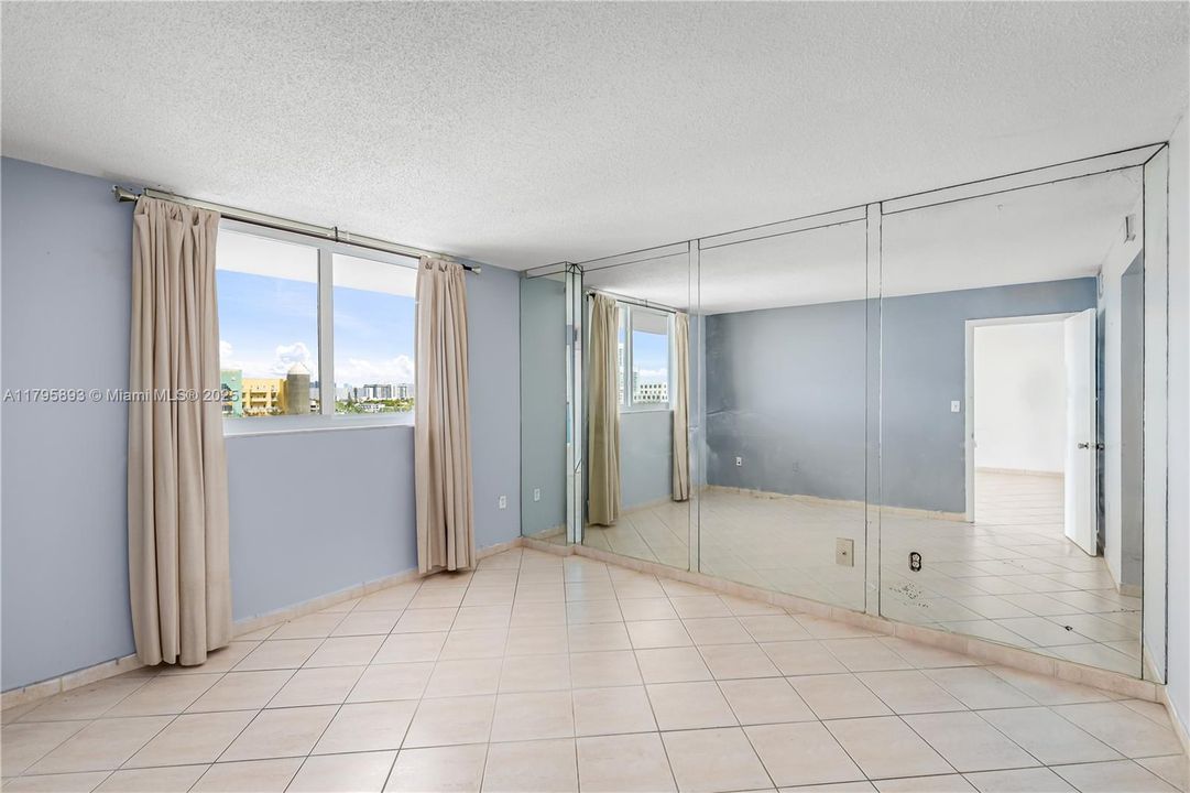 For Sale: $394,000 (1 beds, 1 baths, 662 Square Feet)