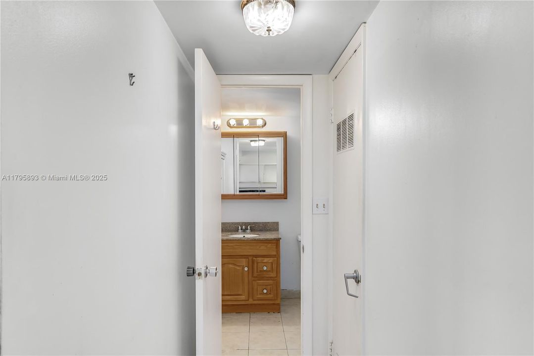 For Sale: $394,000 (1 beds, 1 baths, 662 Square Feet)