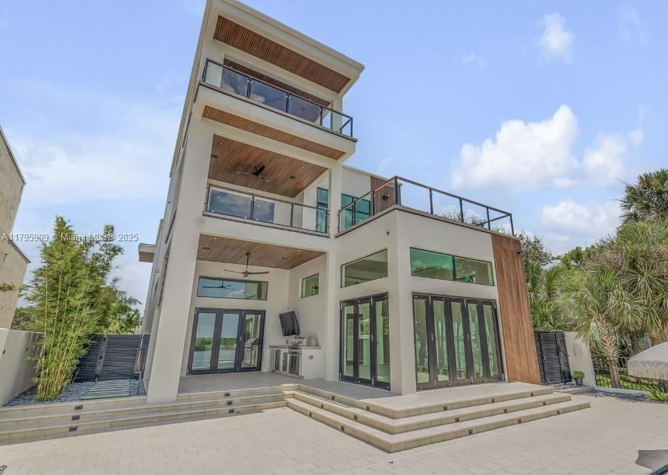 For Sale: $6,750,000 (5 beds, 5 baths, 5500 Square Feet)