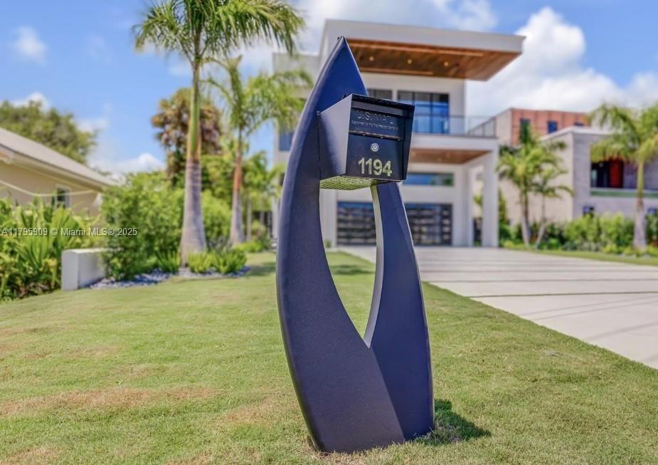 For Sale: $6,750,000 (5 beds, 5 baths, 5500 Square Feet)