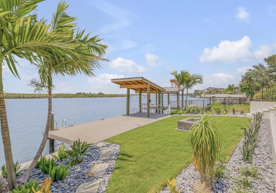 For Sale: $6,750,000 (5 beds, 5 baths, 5500 Square Feet)