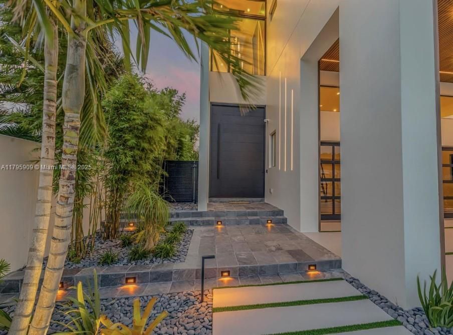 For Sale: $6,750,000 (5 beds, 5 baths, 5500 Square Feet)