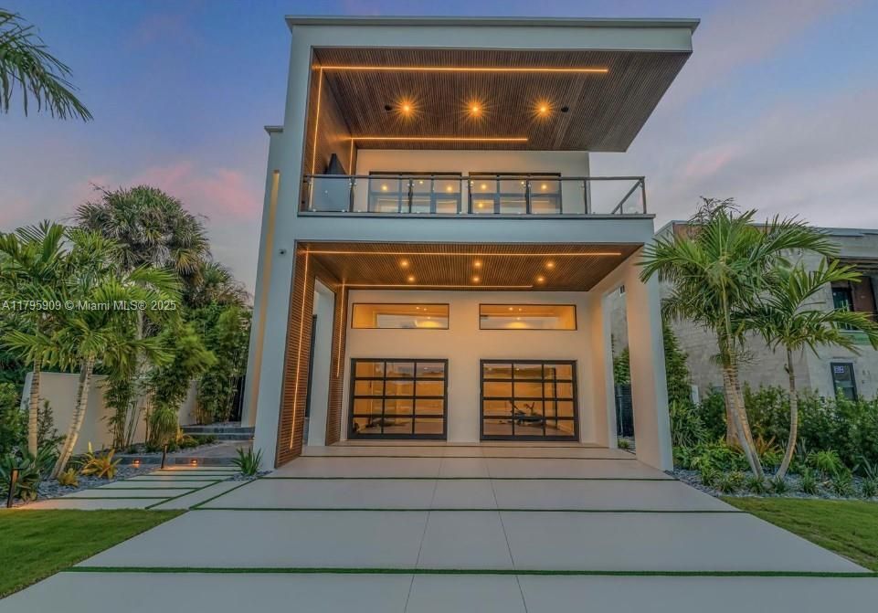 For Sale: $6,750,000 (5 beds, 5 baths, 5500 Square Feet)