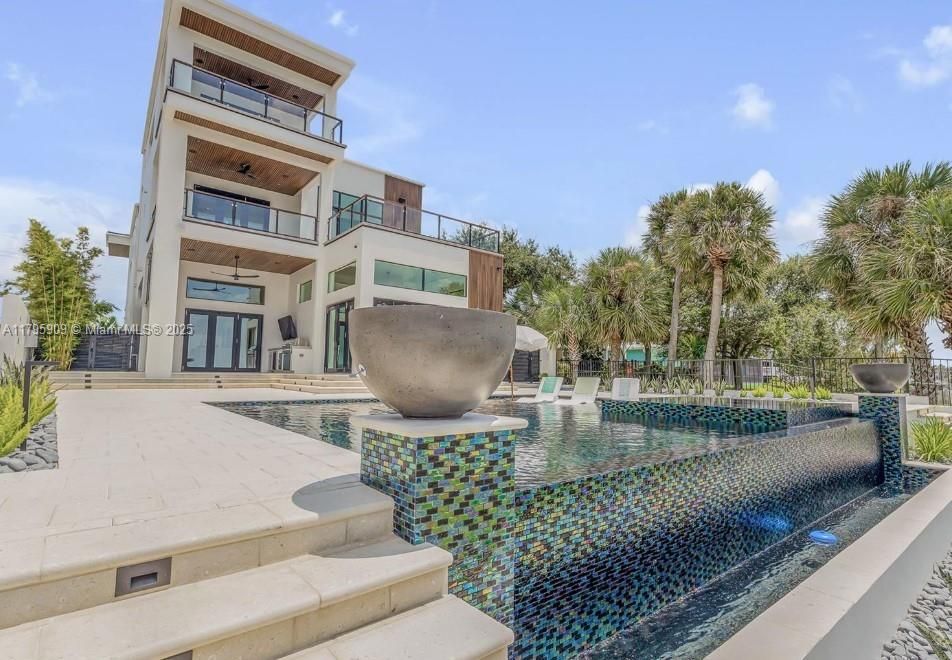 For Sale: $6,750,000 (5 beds, 5 baths, 5500 Square Feet)