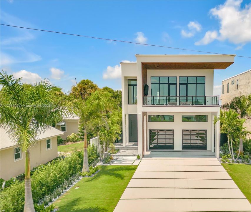 For Sale: $6,750,000 (5 beds, 5 baths, 5500 Square Feet)