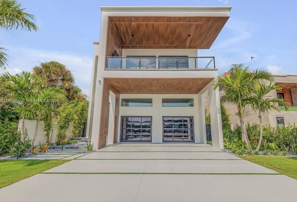 For Sale: $6,750,000 (5 beds, 5 baths, 5500 Square Feet)