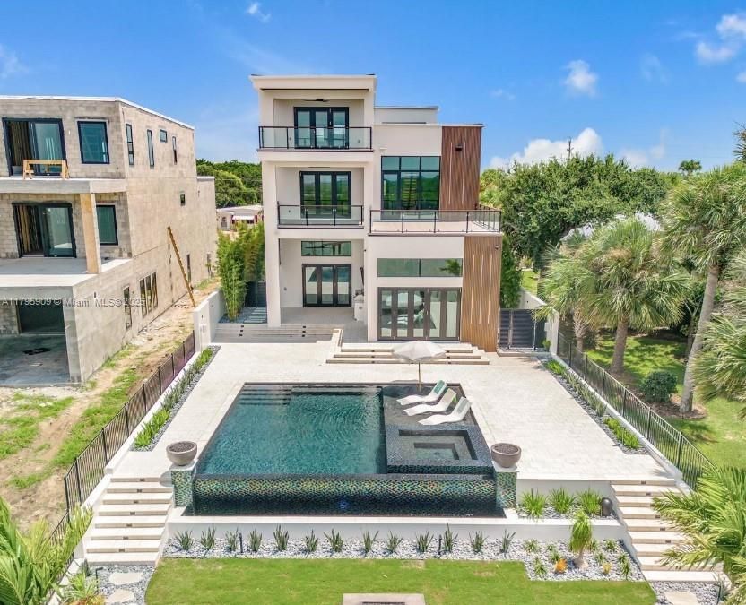 For Sale: $6,750,000 (5 beds, 5 baths, 5500 Square Feet)