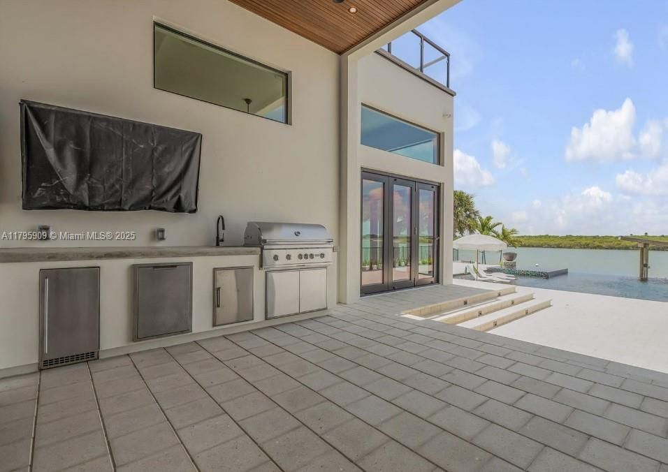 For Sale: $6,750,000 (5 beds, 5 baths, 5500 Square Feet)