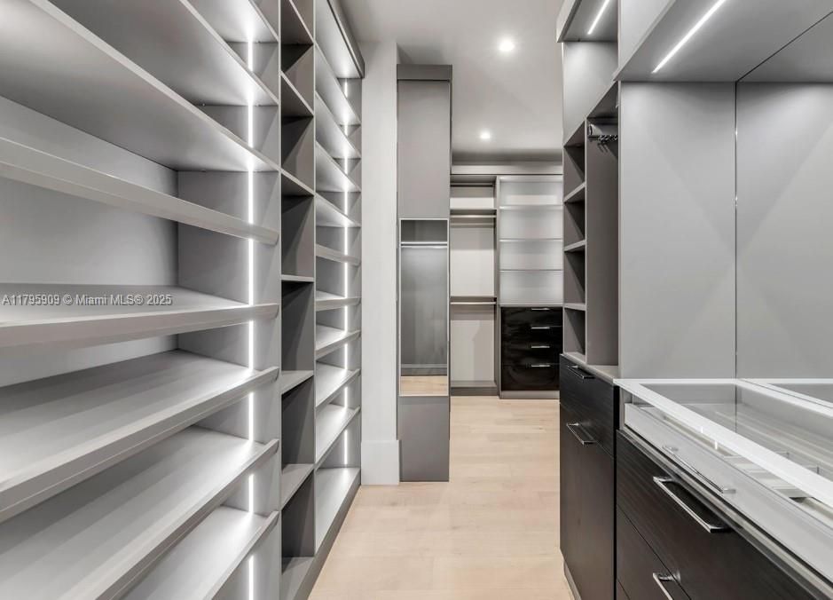 For Sale: $6,750,000 (5 beds, 5 baths, 5500 Square Feet)