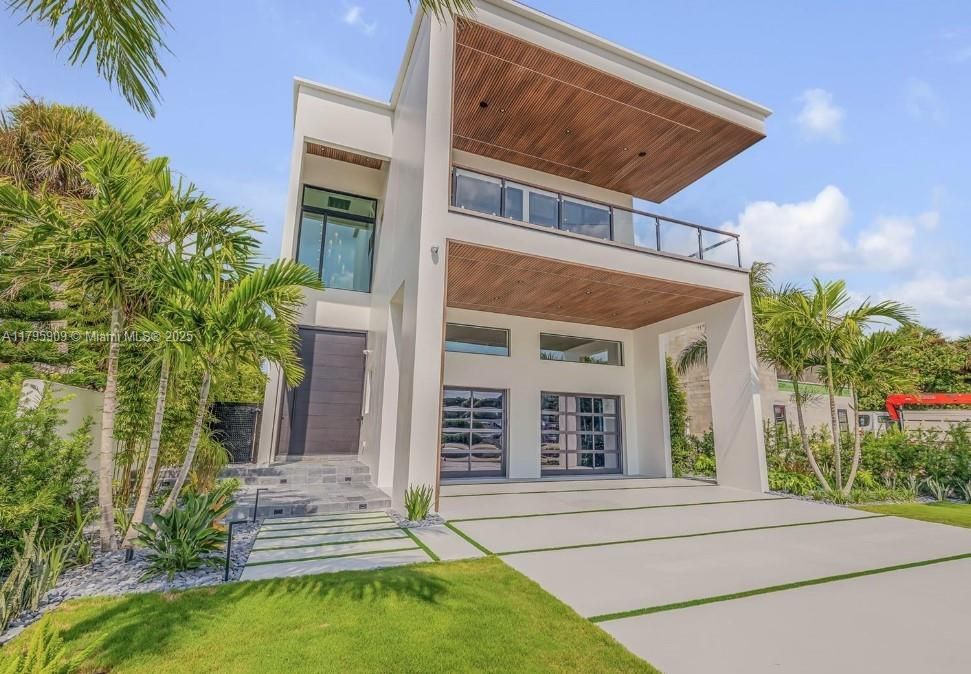 For Sale: $6,750,000 (5 beds, 5 baths, 5500 Square Feet)