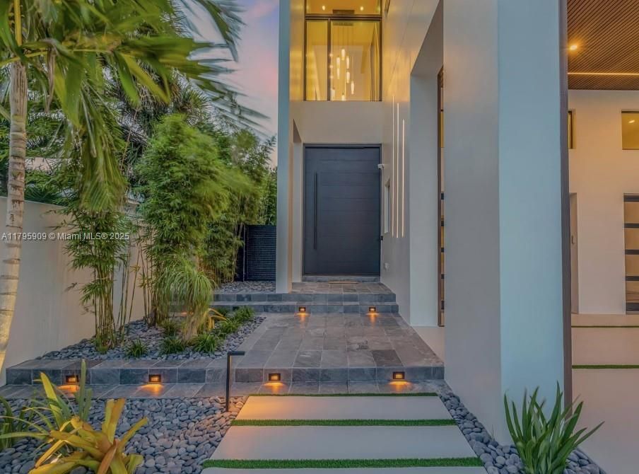 For Sale: $6,750,000 (5 beds, 5 baths, 5500 Square Feet)