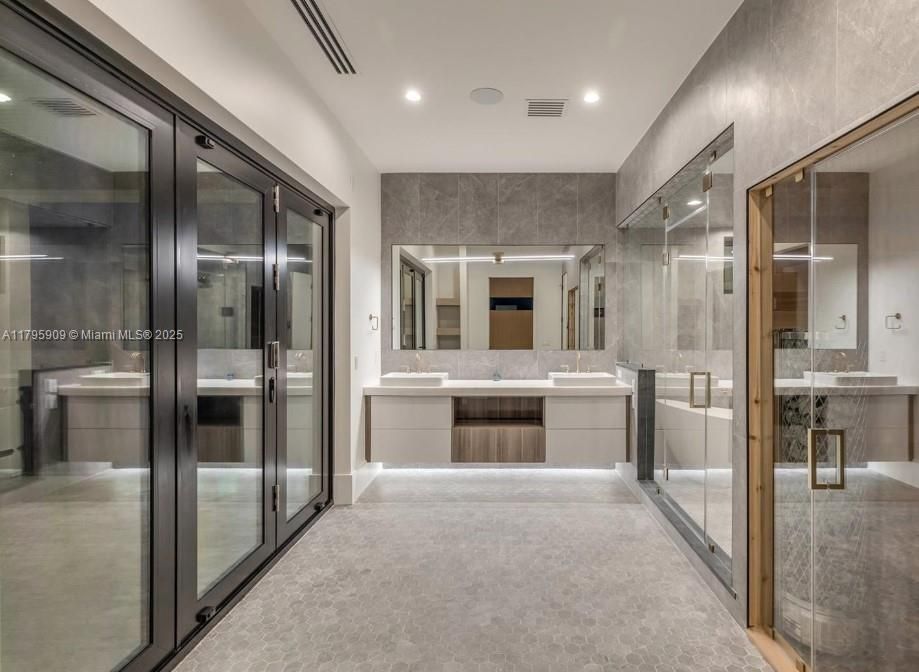 For Sale: $6,750,000 (5 beds, 5 baths, 5500 Square Feet)