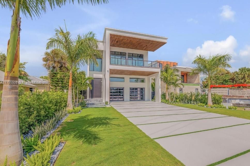 For Sale: $6,750,000 (5 beds, 5 baths, 5500 Square Feet)