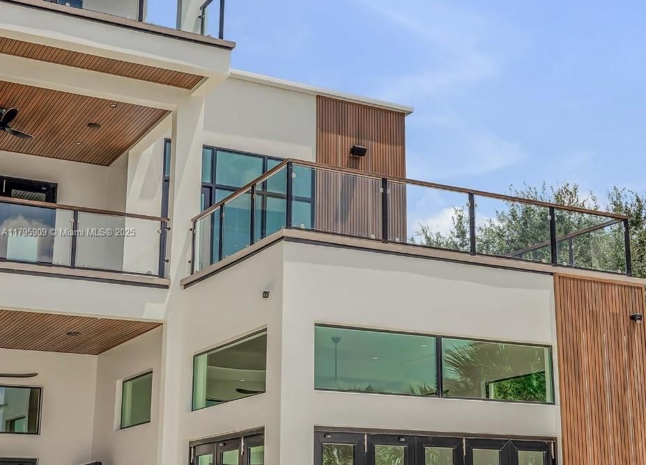 For Sale: $6,750,000 (5 beds, 5 baths, 5500 Square Feet)